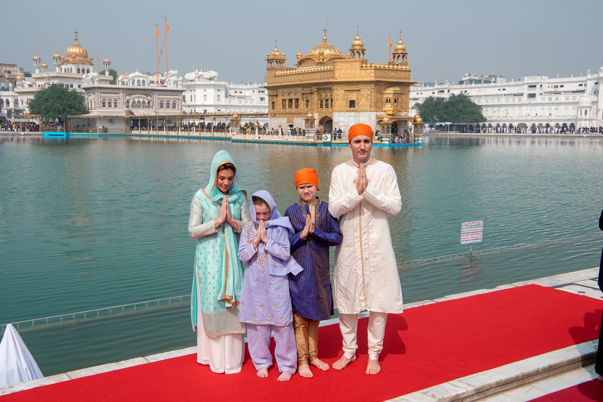 Canadian PM prays at Golden Temple, makes rotis
