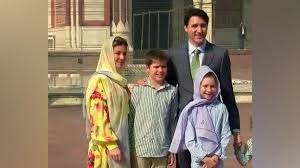 Canadian PM visits Jama Masjid with family