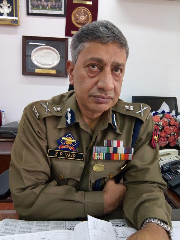 DGP raises ISIS flag and then pulls it down