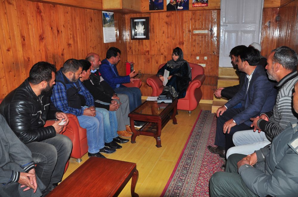 Deputation of contractors meets CM, puts up demands