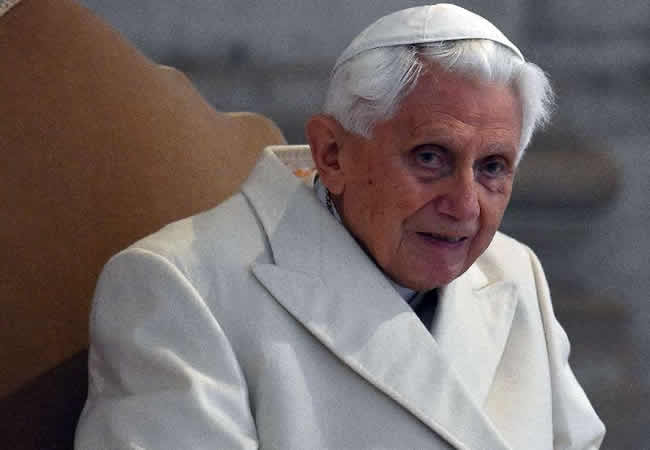 Vatican communications chief quits amid Benedict letter row