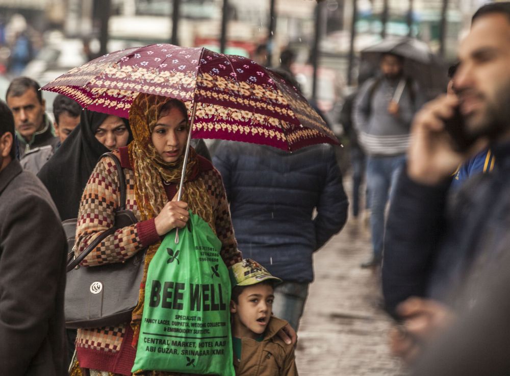 Fresh snowfall, rains lash Kashmir