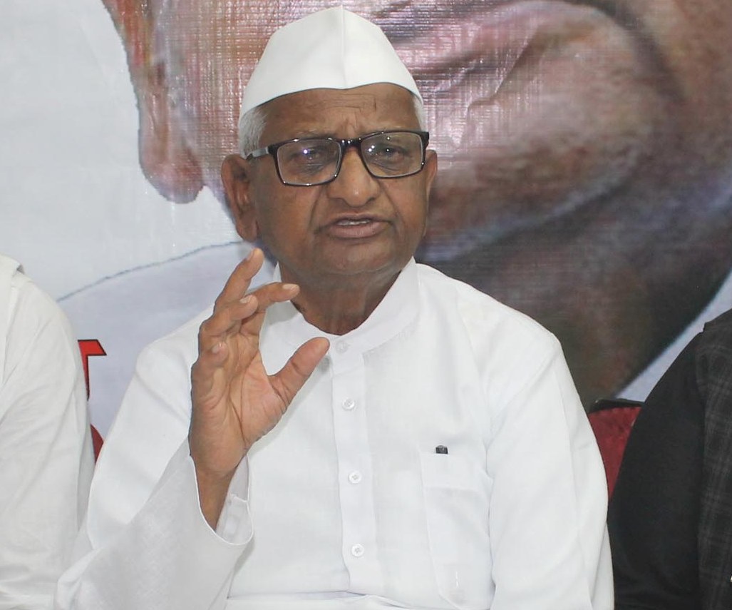 Preaching non-violence, Anna advocates war with Pakistan?
