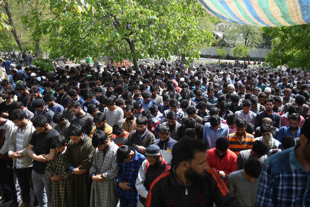 Thousands attend funeral of slain militants amid shutdown in Tral
