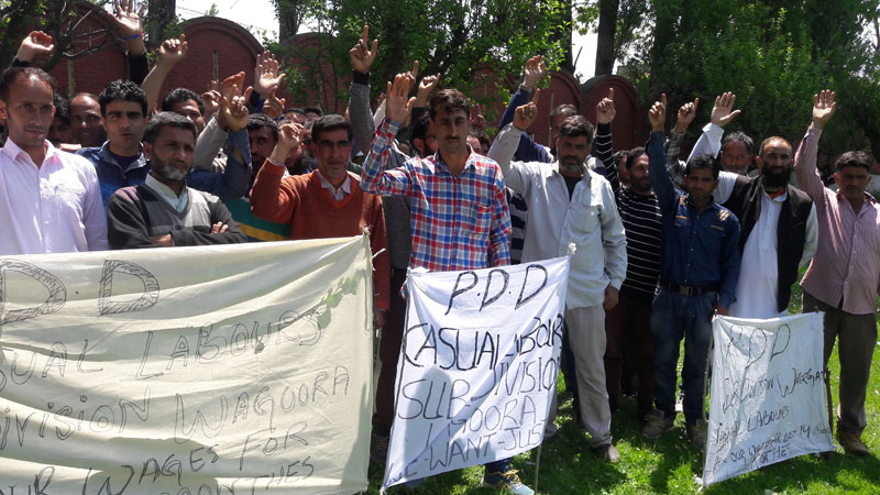 Without wages from months, PDD daily wagers stage protest in Baramulla