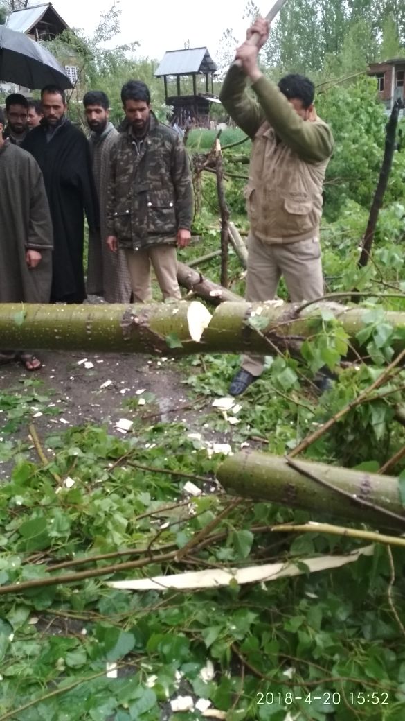 Police extends help and clears important link roads in Anantnag