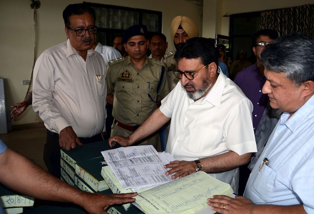 Bukhari visits Lakhanpur; calls for hassle-free tax-collection