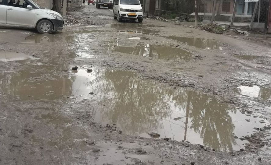 Potholes and inundation makes Budgam-Bemina road inaccessible