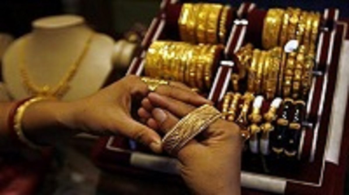 Gold sheds Rs 190 on tepid demand, weak global cues