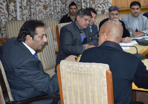 On directions of High Court, Div Com reviews implementation of traffic regulation