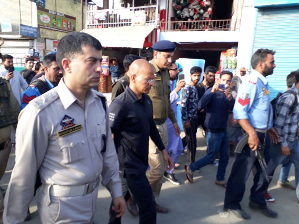 Basanth visits Sopore, asks shopkeepers to clear foothpaths