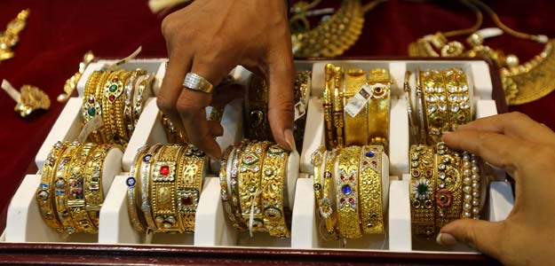 Gold rises on jewellers’ buying   