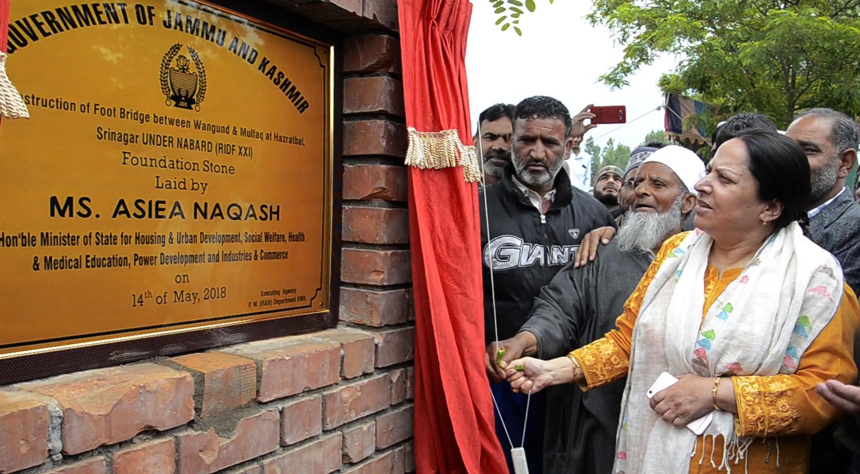 Asiea Naqash lays foundation stone of foot bridges in Tailbal
