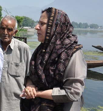 Asiea Naqash Visits Hazratbal Shrine