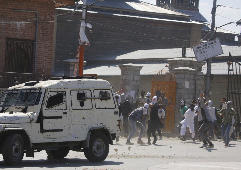 Dozens injured in clashes in Srinagar downtown