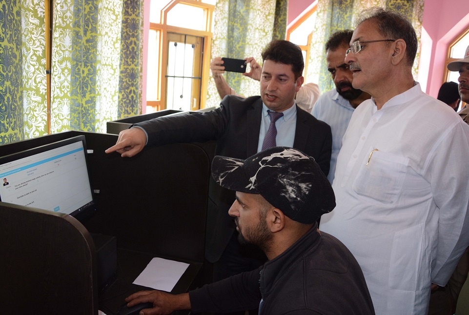 Kavinder pays surprise visit to RTO Kashmir, calls for streamlining functioning