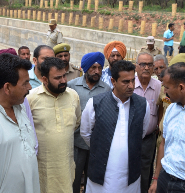 Increase vigil at Lakhanpur to stop smuggling of Polythene, willow cleft: Rajiv Jasrotia