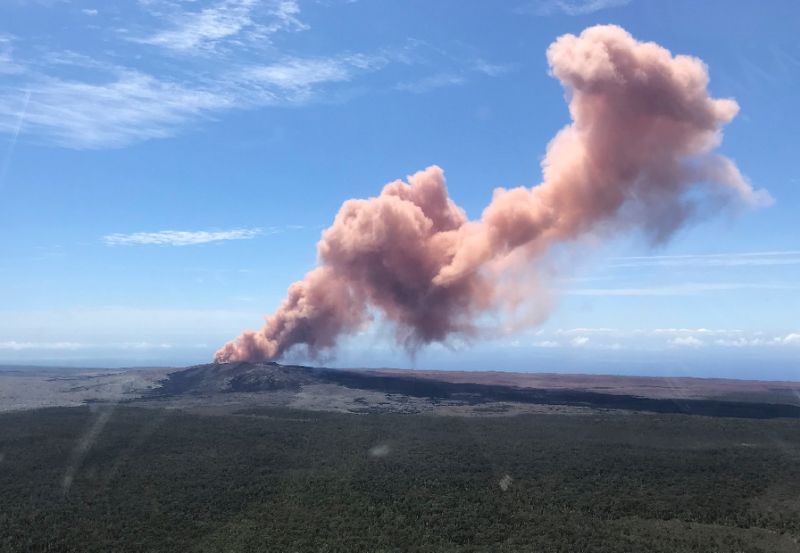 Hundreds of residents flee after volcano eruption in Hawaii