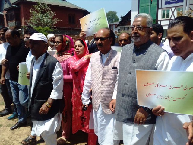 Congress holds protest against misrule, wrong policies of Centre Govt