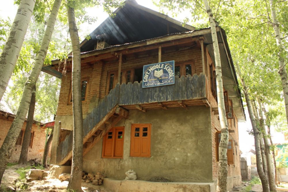 Budgam school, where 8 classes run in single rented room