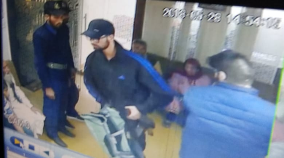 Militants loot Rs 1.7 lakh from bank, snatch guard’s rifle