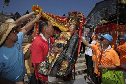 China orders crackdown on outdoor religious statues
