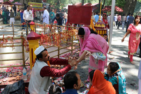 Kashmiri Pandits reach Ganderbal for annual Mata Kheer Bhawani fair