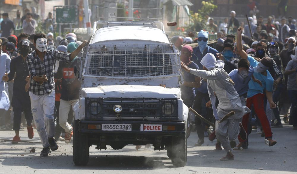 Amid fierce stone-pelting, CRPF vehicle hits 3 in Nowhatta