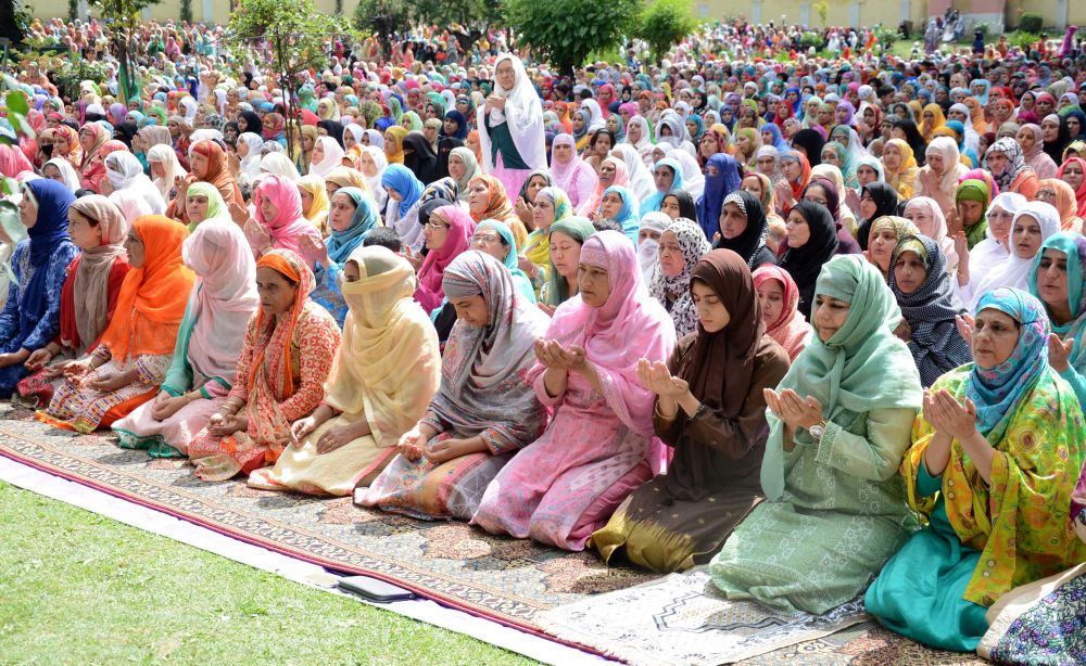 Mehbooba offers Eid prayers at Ziyarat Syed Sb (RA), Sonwar