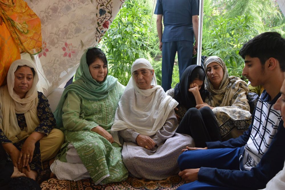 Mehbooba visits Kreeri, offers condolences to Shujaat Bukhari’s family