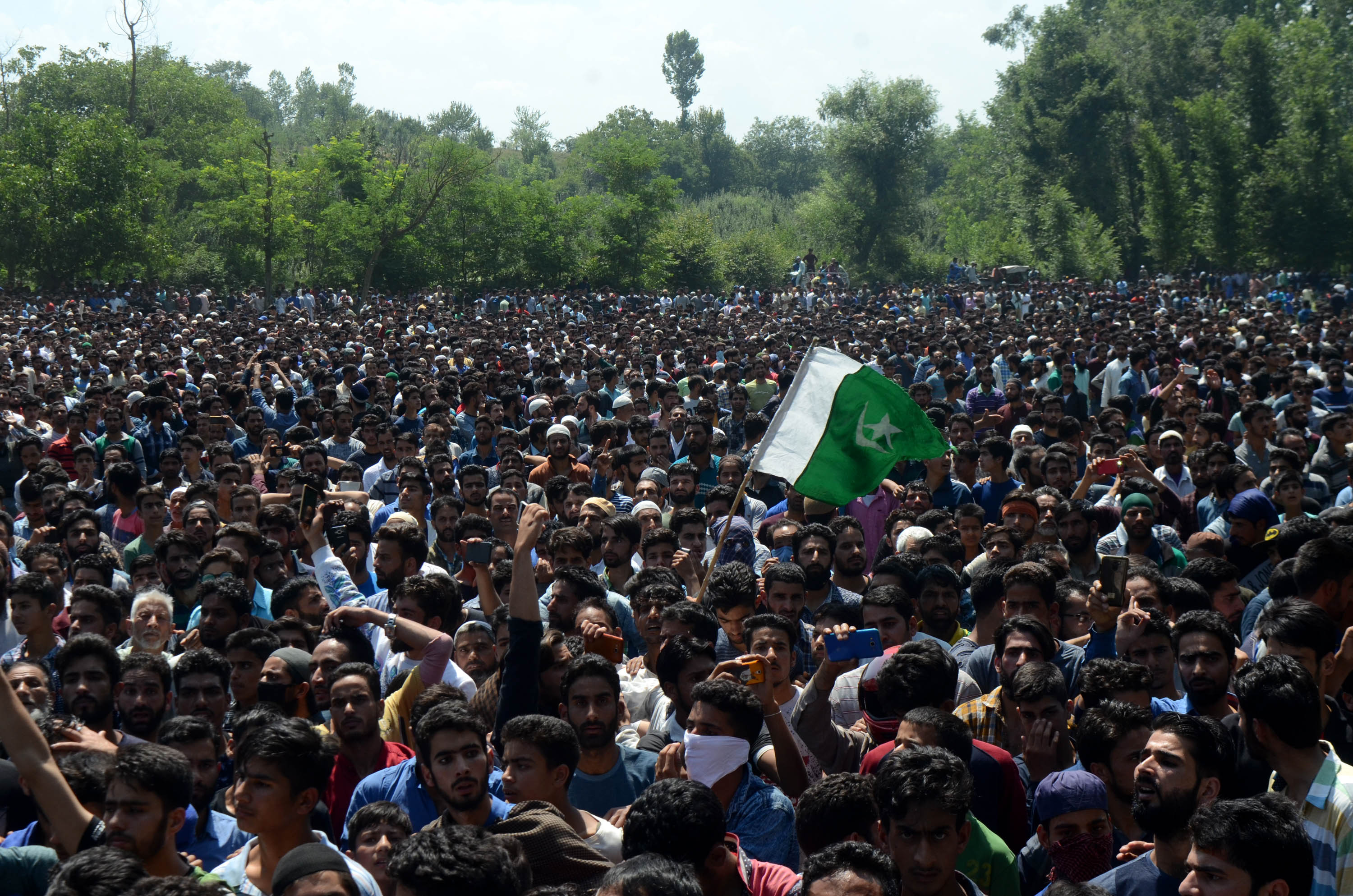 Thousands participate in LeT commander’s funeral