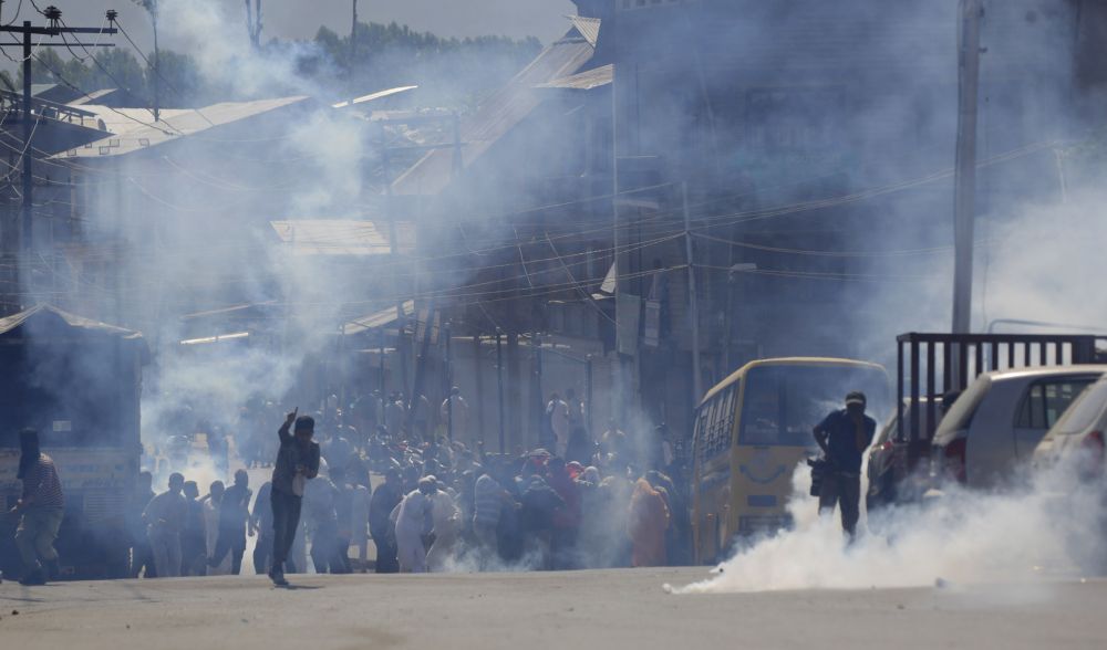 Clashes rock funeral of youth hit by CRPF vehicle
