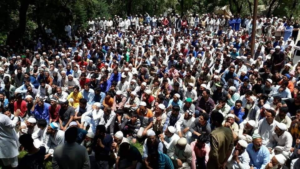 Amid sobs and shrieks, two slain cops laid to rest in north Kashmir