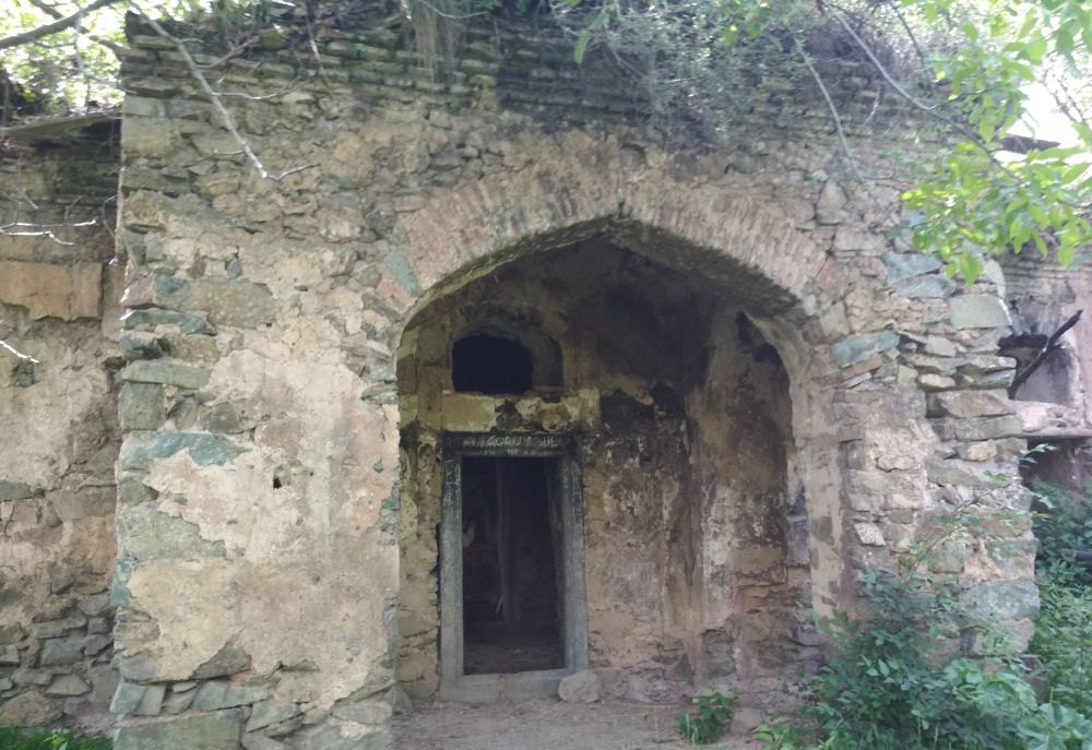 Mughal era Masjid in Ganderbal lies in ruins, awaits restoration