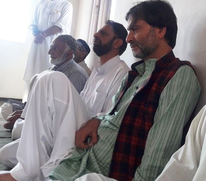 Yasin Malik visits Qaiser’s family