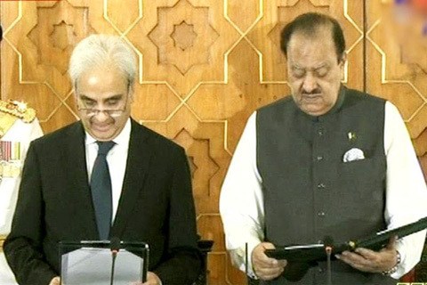 Pak’s ex-chief justice Nasirul Mulk takes oath as caretaker PM