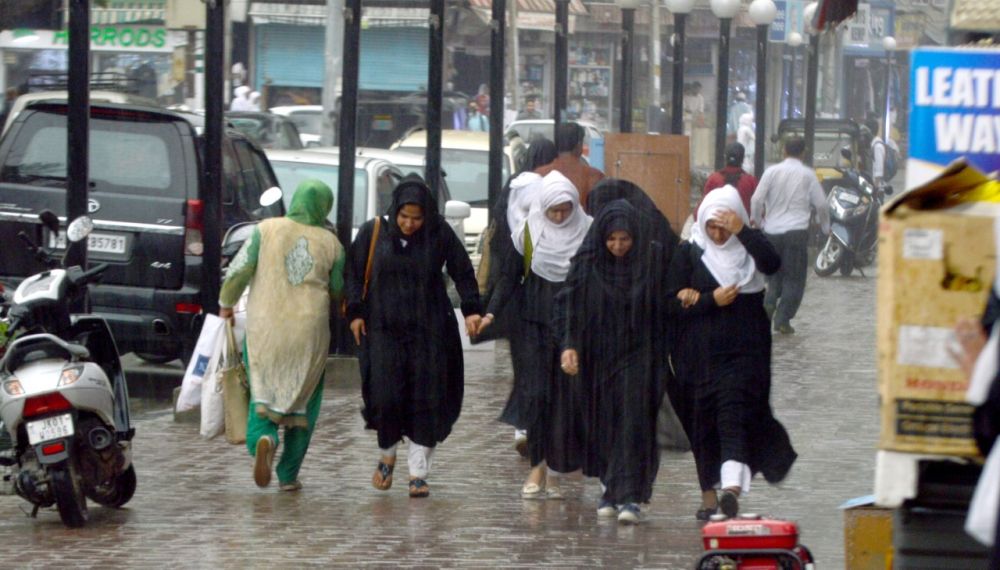 Heavy rain, winds bring respite from heat wave in Kashmir