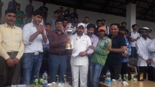 Lions Pinjura claims Batpora cricket tournament title