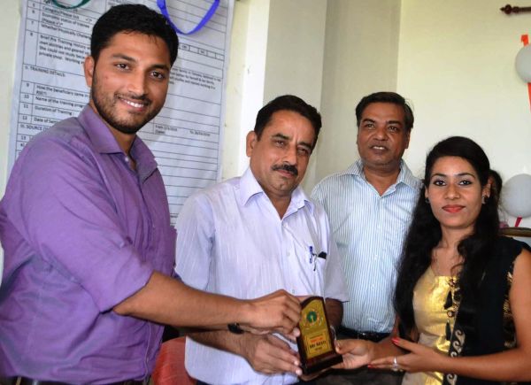 DC Reasi hands-over certificates RSETI pass outs