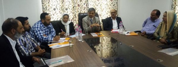    DLSA Budgam holds daylong training program for para-legal volunteers