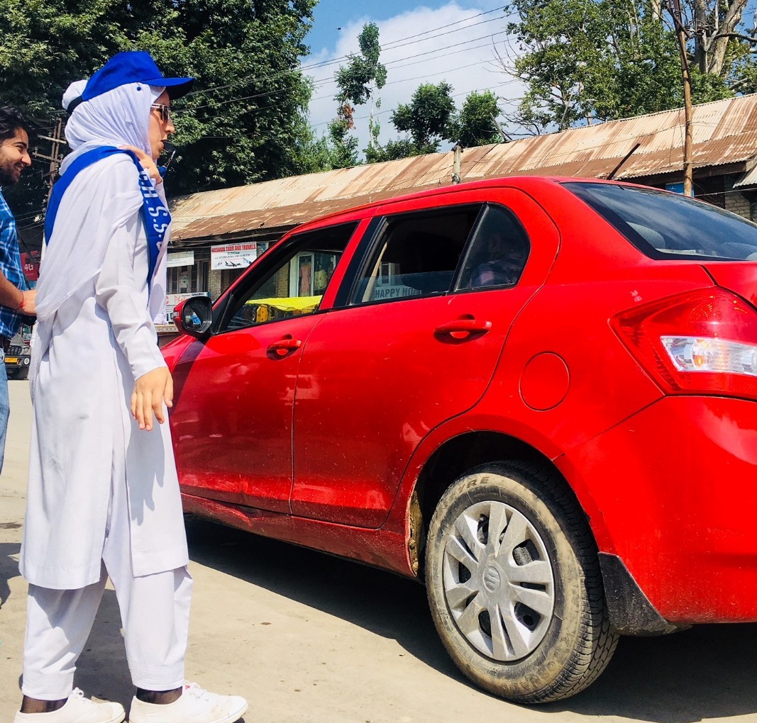 Students turn traffic volunteers in Budgam