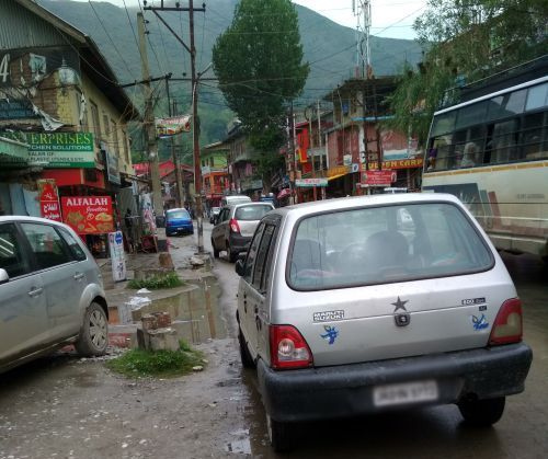 Lack of adequate parking space near shopping complexes leading to traffic mess in Ganderbal town