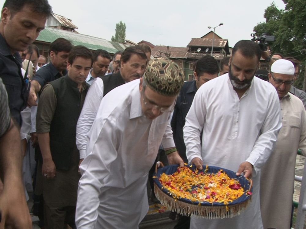 Omar Abdullah offers Fateha, floral tributes at Mazar-e-Shuhada