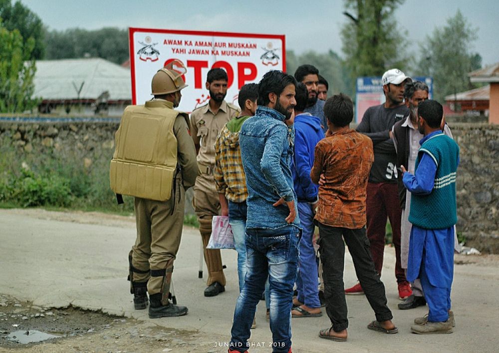 Searches launched in Hajin after militants appear in mosque