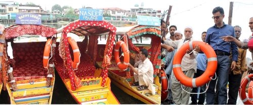 Tourism Department distributes Rescue Tubes to Shikara owners