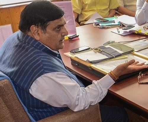 Vyas takes stock of facilities for Kashmiri migrants