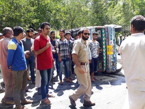 10 people injured in accident at Nowpora 