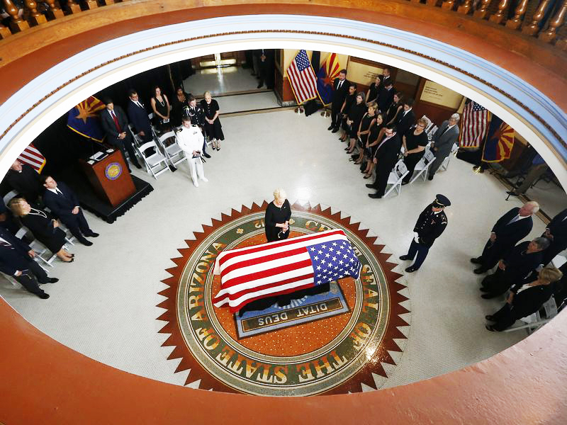 ‘Real hero’: Crowds brave Arizona heat to honor John McCain