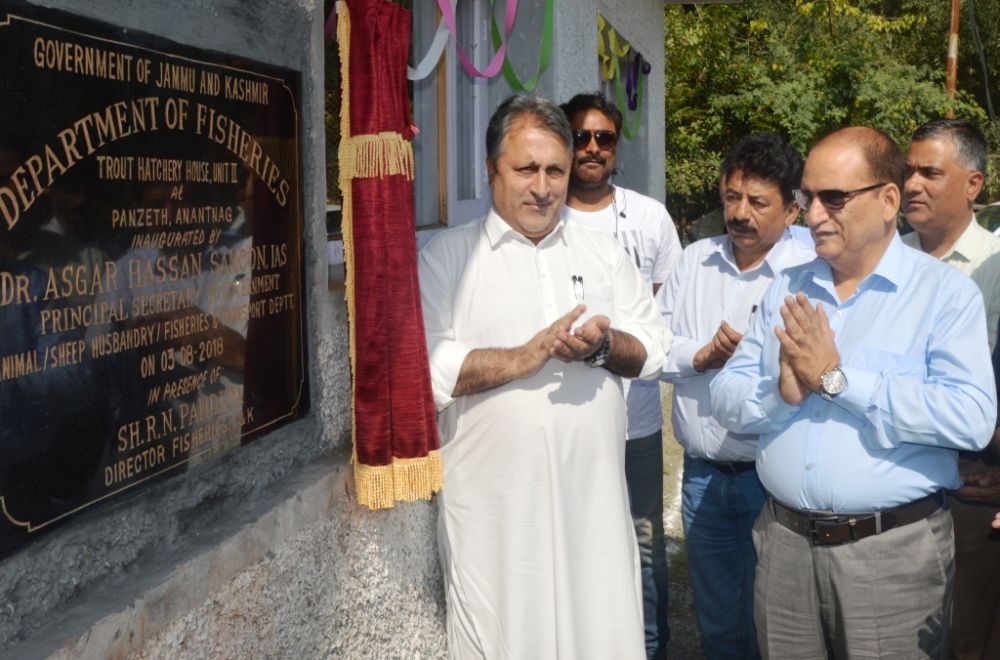 Samoon inaugurates fisheries, animal husbandry projects in Anantnag