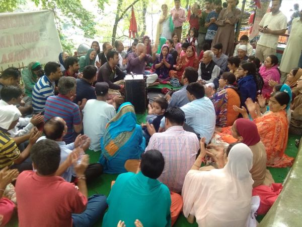 Devotees throng Pracheen Cave at Thajiwara to pay obeisance
